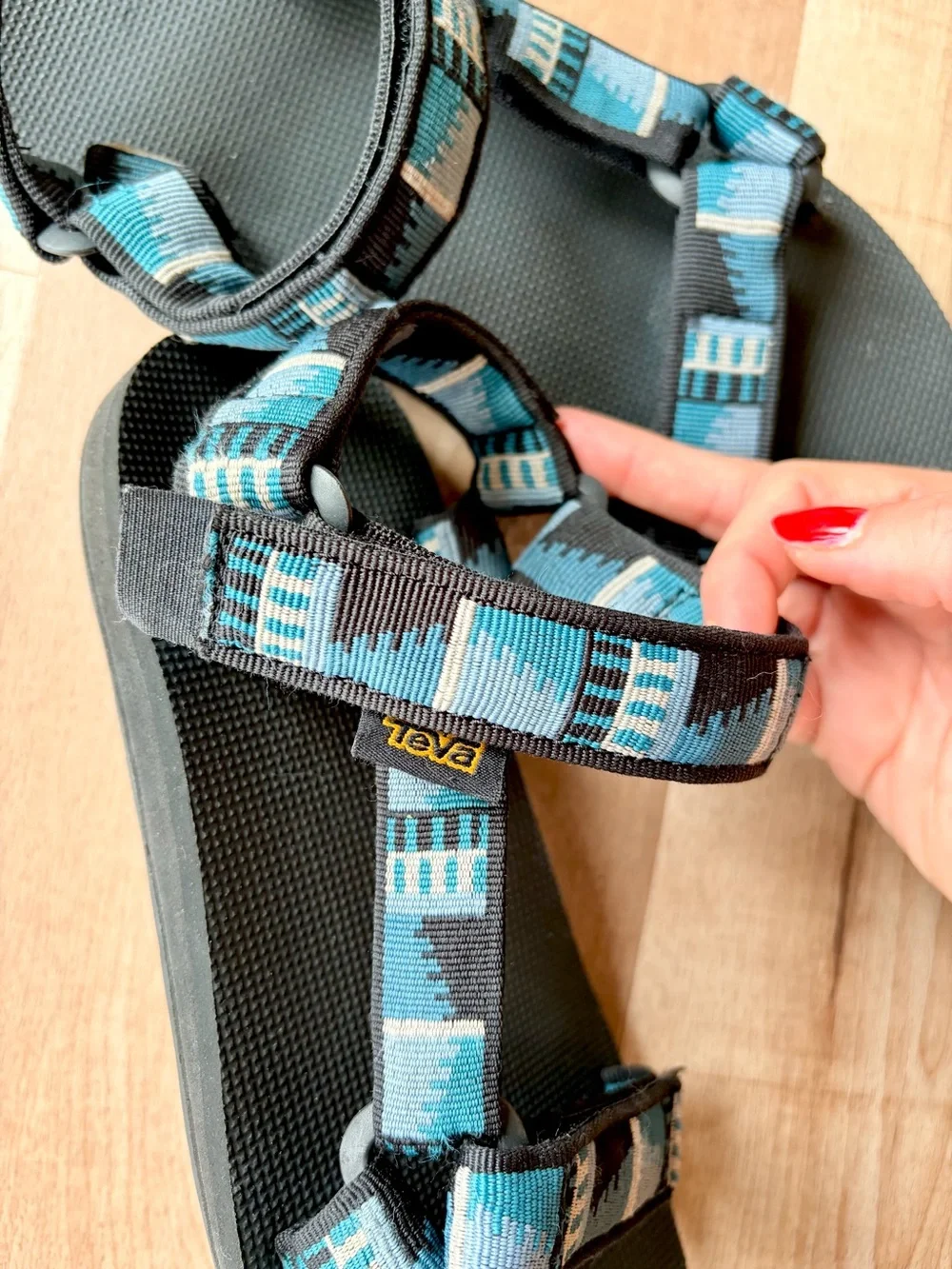 Teva Men’s Original Universal Black and Blue Adjustable Strap Sandals Size 7